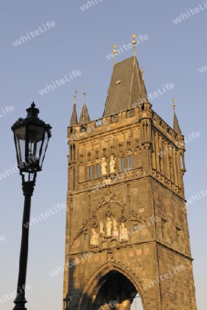 historische Laterne auf der Karlsbruecke mit Atstaedter Turm am fruehen Morgen,  Prag, Tschechien, Europa, Boehmen