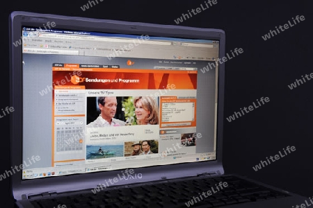 Website, Internetseite, Internetauftritt des Fernsehsenders ZDF  auf Bildschirm von Sony Vaio  Notebook, Laptop