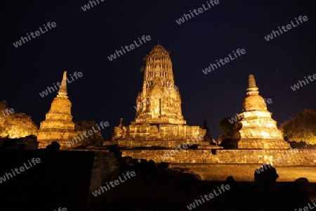 Der Wat Ratburana Tempel in der Tempelstadt Ayutthaya noerdlich von Bangkok in Thailand. 