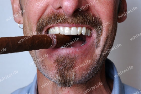 Mann mit einer Zigarre