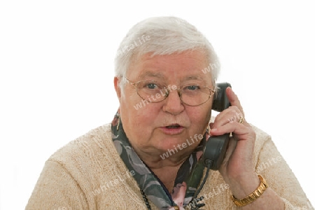 Seniorin beim telefonieren auf hellem Hintergrund