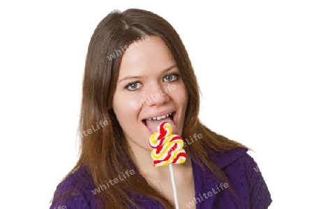 Freundliche junge Frau mit Lollipop - freigestellt auf weissem Hintergrund