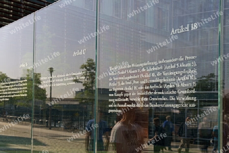 Tafeln mit den Artikel des Grundgesetz, hinten der Reichstag, Berlin, Deutschland, Europa 