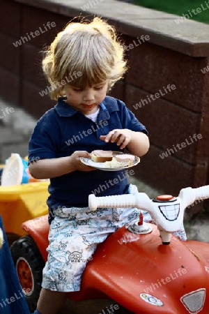 Kind isst Wurstbrot