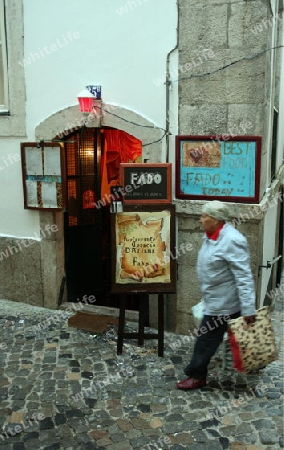 Ein Fado Restaurant in einer Gasse in der  Altstadt von Alfama in der Innenstadt der Hauptstadt Lissabon in Portugal.    
