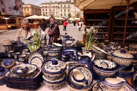 Ein Marktstand mit Keramik auf den Rynek Glowny Platz in der Altstadt von Krakau im sueden von Polen.  