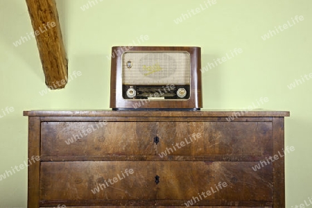 altes Radio auf alter Kommode