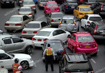 Der Strassenverkehr im Zentrum von Bangkok der Hauptstadt von Thailand in Suedostasien