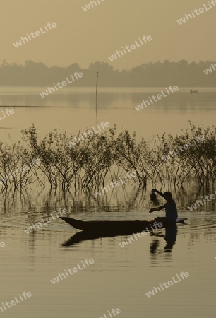 Ein Fischer auf dem See in Amnat Charoen im Isan im osten von Thailand,