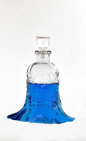 Studioaufnahme einer Flasche mit Flüssigkeit halb gefüllt. Minimalistische Darstellung