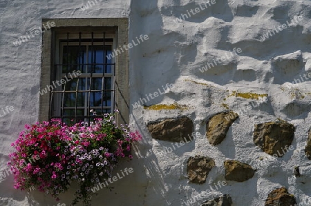Alte Fassade mit Fenster und groben Steinen