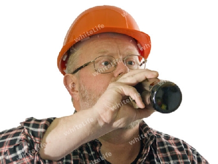 Mann mit Bierflasche auf hellem Hintergrund