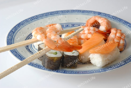 Sushi auf traditionellem Teller