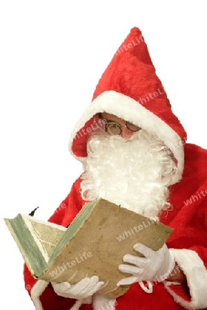 Weihnachtsmann liest in einem antiken Buch, freigestellt auf weissem Hintergrund