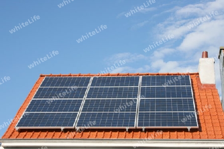 solar panels on a house roof     eine Solaranlage auf einem Wohnhausdach