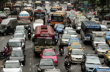 Der Strassenverkehr im Zentrum von Bangkok der Hauptstadt von Thailand in Suedostasien.Flueeler)