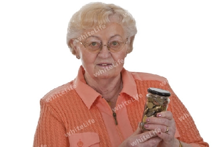 Seniorin mit Spardose freigestellt auf weissem Hintergrund