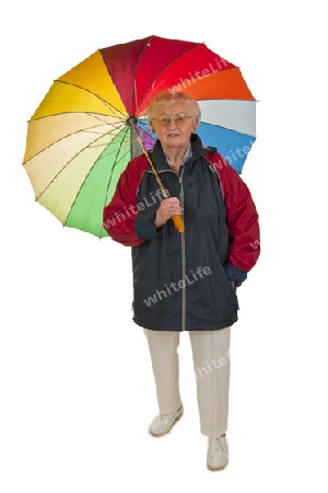 Seniorin mit Regenschirm-freigestellt auf weissem Hintergrund