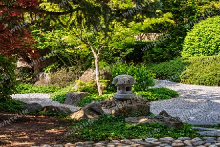Der Freiburger Japangarten idyllisch am Seepark gelegen, wurde von dem japanischen Gartenarchitekten Yoshinori Tokumoto aus Matsuyama für die Freiburger Bevölkerung als Partnerschaftsgeschenk geplant und 1990 mit drei japanische und 10 Freiburger Gär