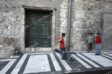   
Kinder Spiele Fussball an der Aussenmauer der Umayyad Moschee in der Altstadt der Syrischen Hauptstadt Damaskus 