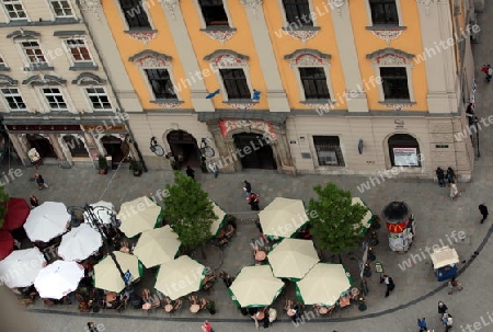 Sicht vom Turm der Marienkirche auf den Rynek Glowny Platz in der Altstadt von Krakau im sueden von Polen.  