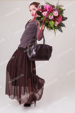Trendige junge Frau mit einem Blumengru?