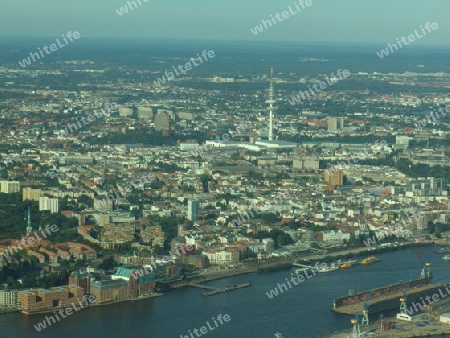 Hamburger Hafen mit Fernsehturm