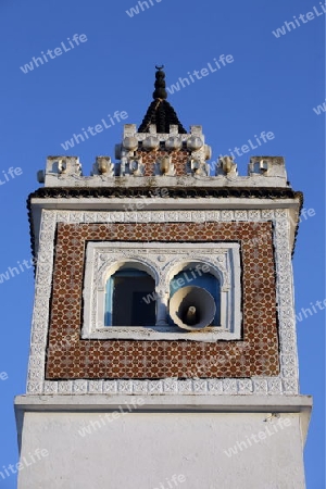 Die Moschee Zaytouna oder Grosse Moschee im Souq oder Bazzar in der Altstadt  von Tunis am Mittelmeer in Tunesien in Nordafrika..