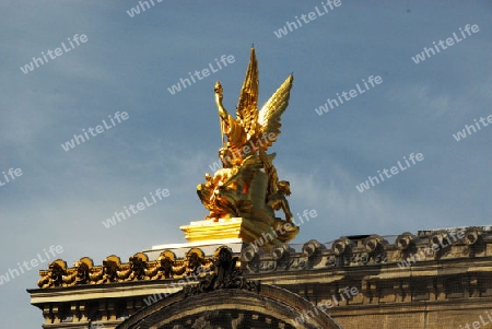 Vergoldete Statue in Paris