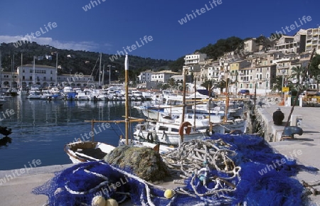 Das Fischerdorf Port de Alcudia mit dem Bootshafen im Februar im Osten der Insel Mallorca einer der Balearen Inseln im Mittelmeer.  