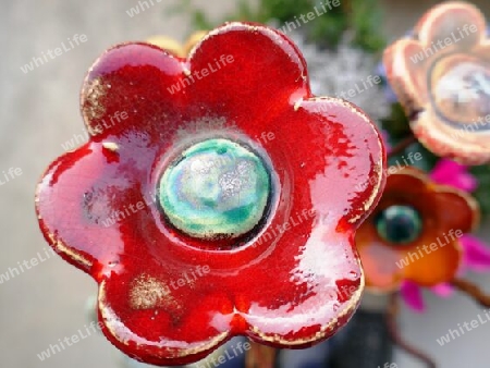 Rote Keramik Blume