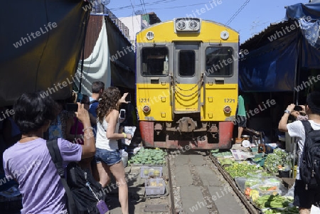 Der Maeklong Railway Markt beim Maeklong Bahnhof  suedwestlich der Stadt Bangkok in Thailand in Suedostasien.