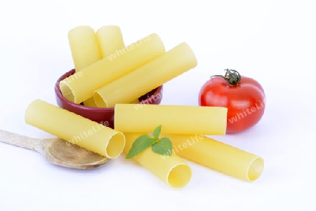  italienische Pasta, Cannelloni , Teigwaren , Nudeln, Tomate, Basilikum