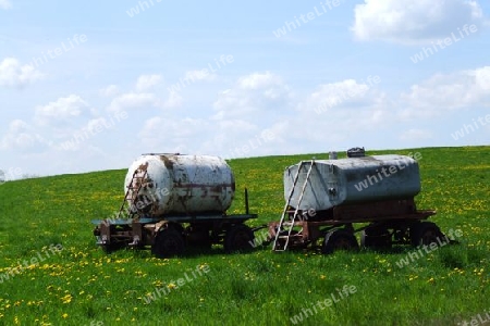 Wassertanks auf der Weide