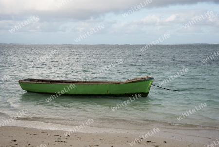 Altes gr?nes Fischerboot am Strand von Mauritius