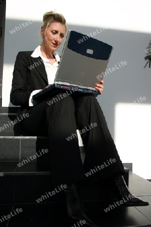 Junge Frau mit Notebook