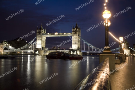 London - Tower bridge durch die Nacht