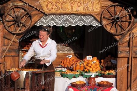 Ein Marktstand mit Backwahren auf den Rynek Glowny Platz in der Altstadt von Krakau im sueden von Polen.  
