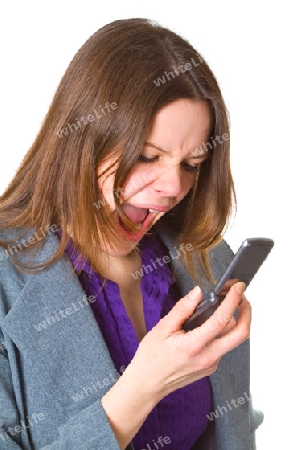 W?tende Frau mit Handy - freigestellt auf weissem Hintergrund