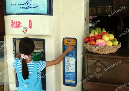 Ein Trinkwasser Automat im Stadtzentrum von Chiang Mai im Norden von Thailand.