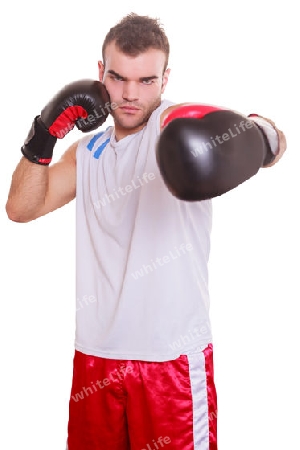 Junger gutaussehender Boxer im Shirt und Boxhandschuhe
