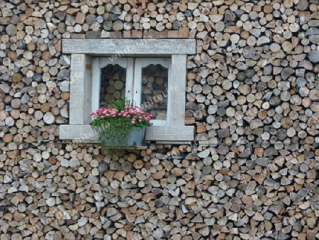 Wand mit Brennholz und Fenster 1