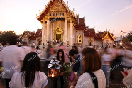Die Tempelanlage des Wat Benchamabophit bei einer Religioesen Zeremonie in Bangkok der Hauptstadt von Thailand in Suedostasien. 