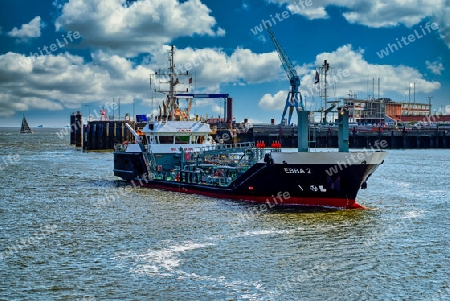 am Hafen von Cuxhaven, Alltagsszene mit Transportschiff