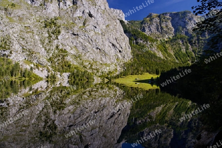 Wasserspiegelung am glasklaren Obersee im Herzen des Nationalpark Berchtesgaden
