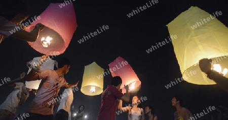 Die Menschen feiern den Jahreswechsel ueber Neujahr beim Sanam Luang Park in Banglamphu der Hauptstadt Bangkok von Thailand in Suedostasien.