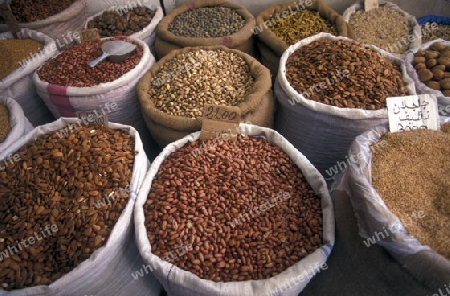 Gewuerze und Lebensmittel auf dem Souq oder Markt in der Altstadt oder Medina von Sousse am Mittelmeer  in Tunesien in Nordafrika. 