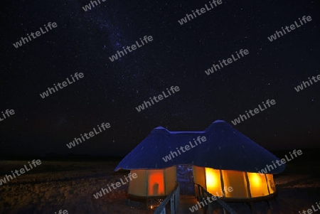H?tten, Chalets der Sossus Dune Lodge bei Nacht mit Milchstrasse,  Namib Naukluft Nationalpark, Sossusvlei, Namibia, Afrika