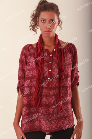 Portrait einer junge Brasilianerin mit roter Bluse und Tuch