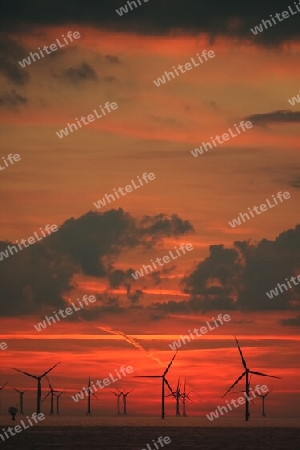 Himmel über Ostsee Windpark bei Sonnenuntergang